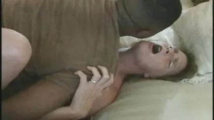 Kendini çiğneme yerli sinema porno ve sert bir ereksiyon sürmek