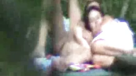 Kızlar büyük bir horoz ile oynamak için amatör yerli video battaniyenin altında saklanıyor