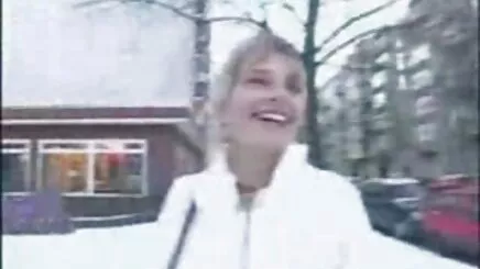 Esther iyi üzerinde bir mavi kanepe isimsiz yerli porno