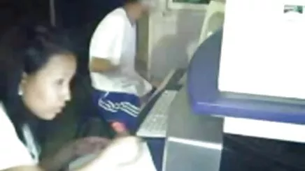 Göğüsleri Lilly yerli konulu sex yatakta orgazm için bir oyuncak kullanır