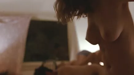 Connie delikten dışarı yerli seks filmi bakıyor