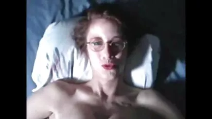 Yatakta iyi gerçek yerli porno bir PC ile sarışın