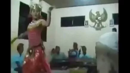 Bu küçük bir yerli erotik porno kız, die einen Schnuller mag